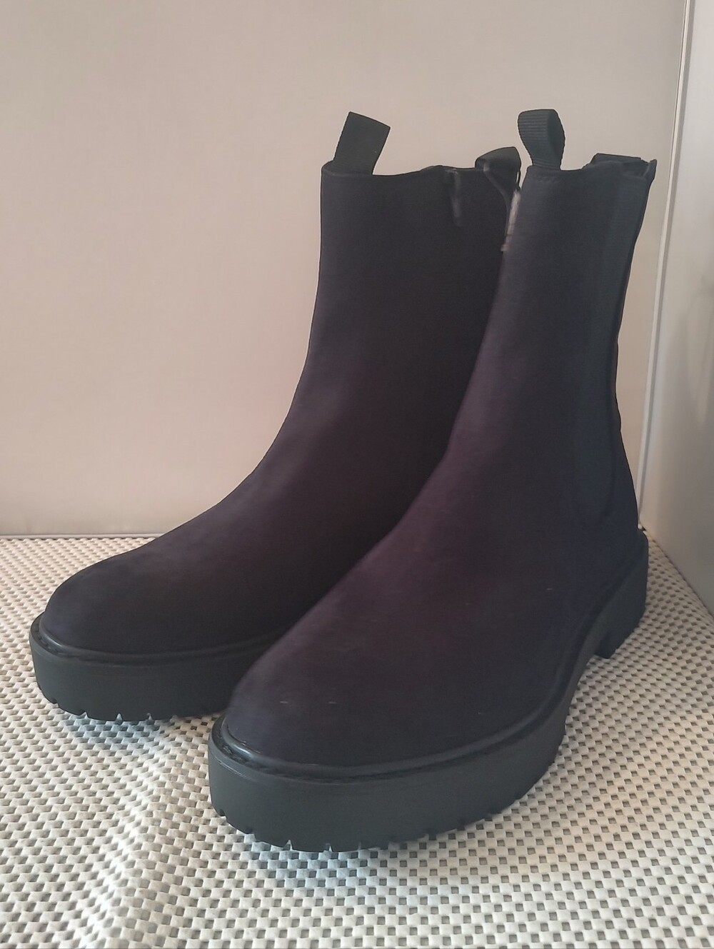 Time and Tru Women's Size 10 Mid Shaft Chelsea Boots NWT Zipper closure Black